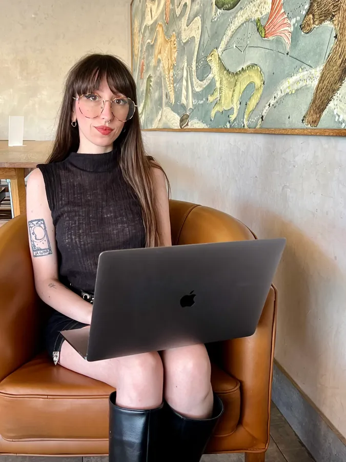 Anabella Simonpietri trabajando con su laptop