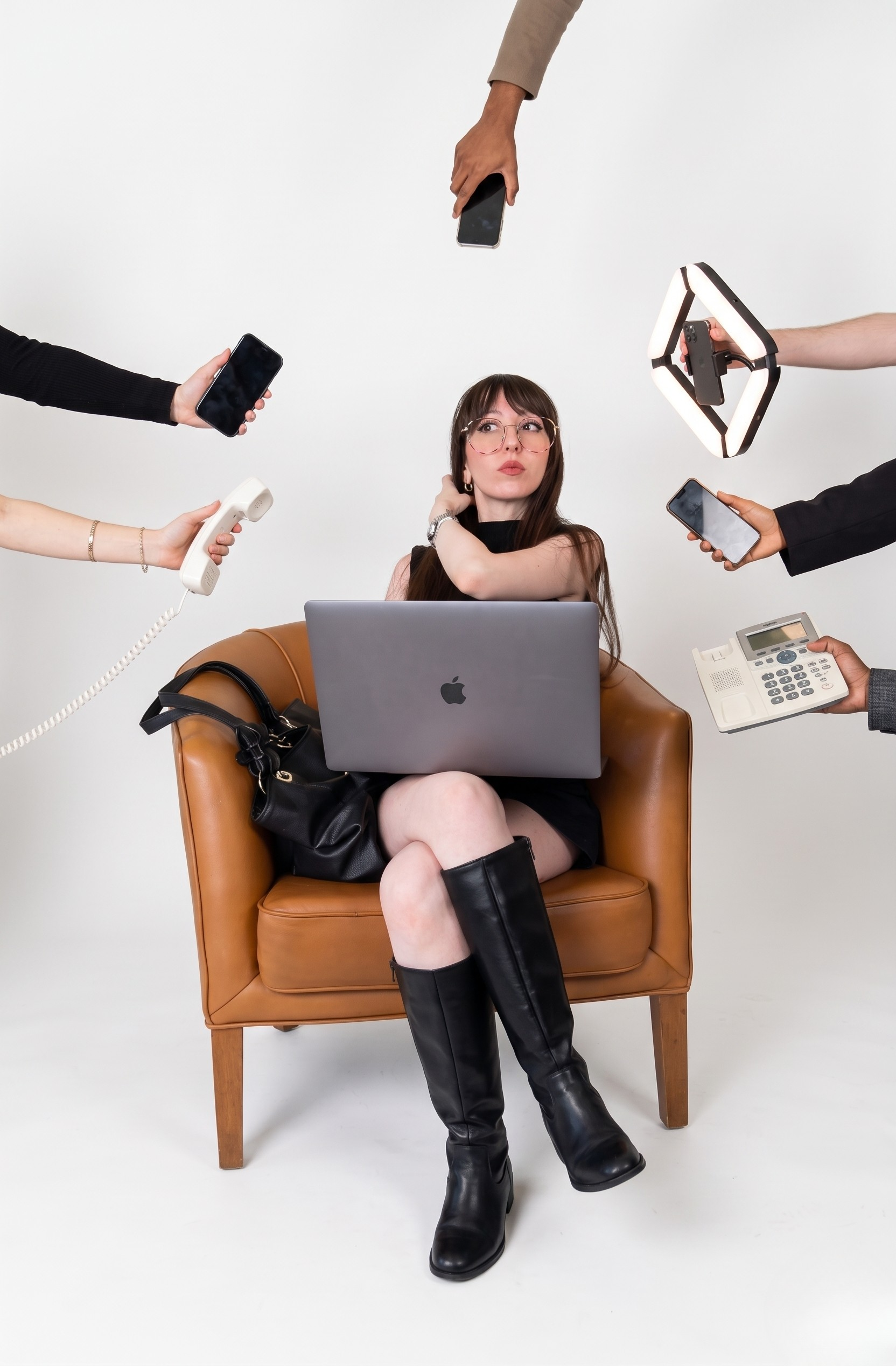 Anabella rodeada de teléfonos y dispositivos: representación de las múltiples disciplinas