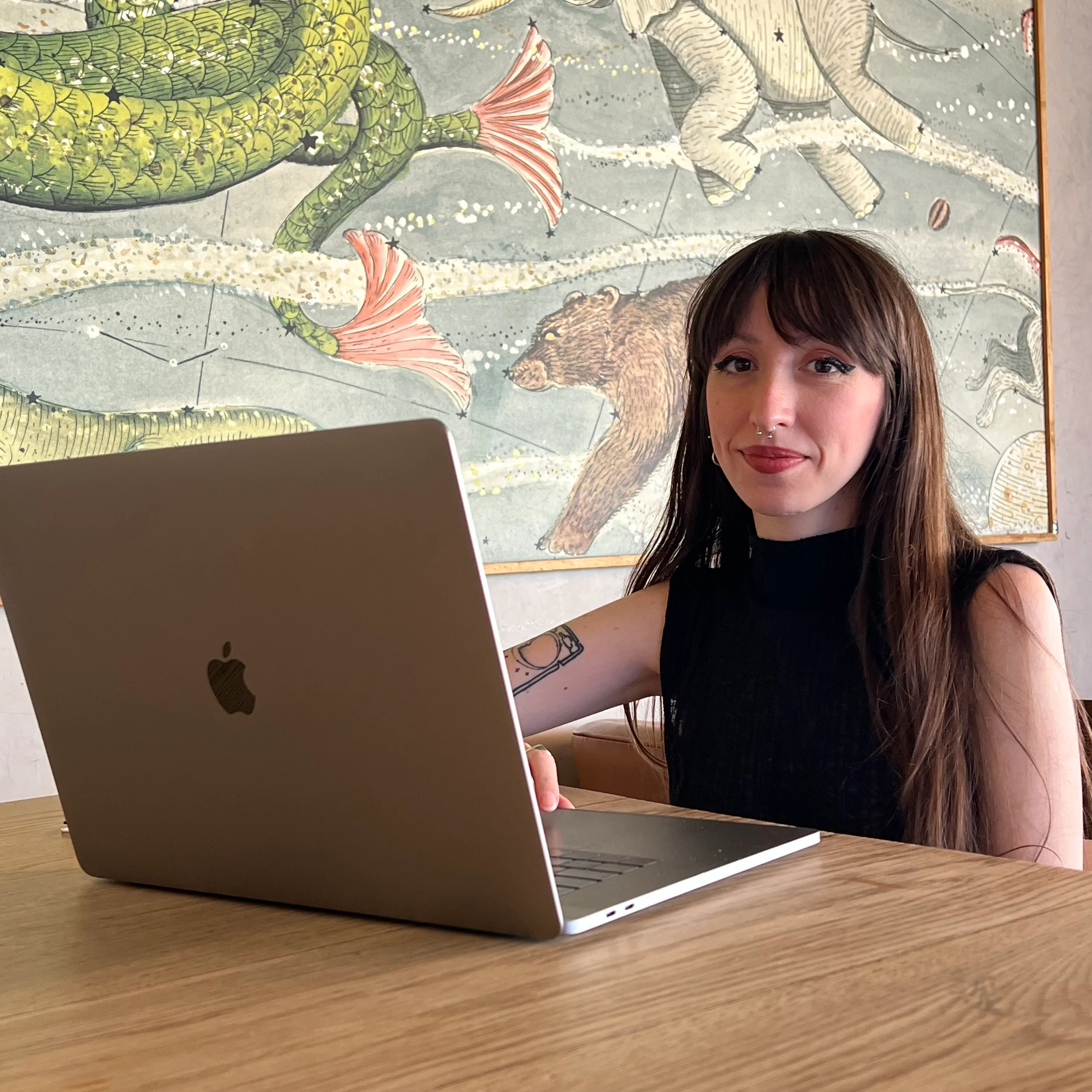 Anabella Simonpietri trabajando con su MacBook